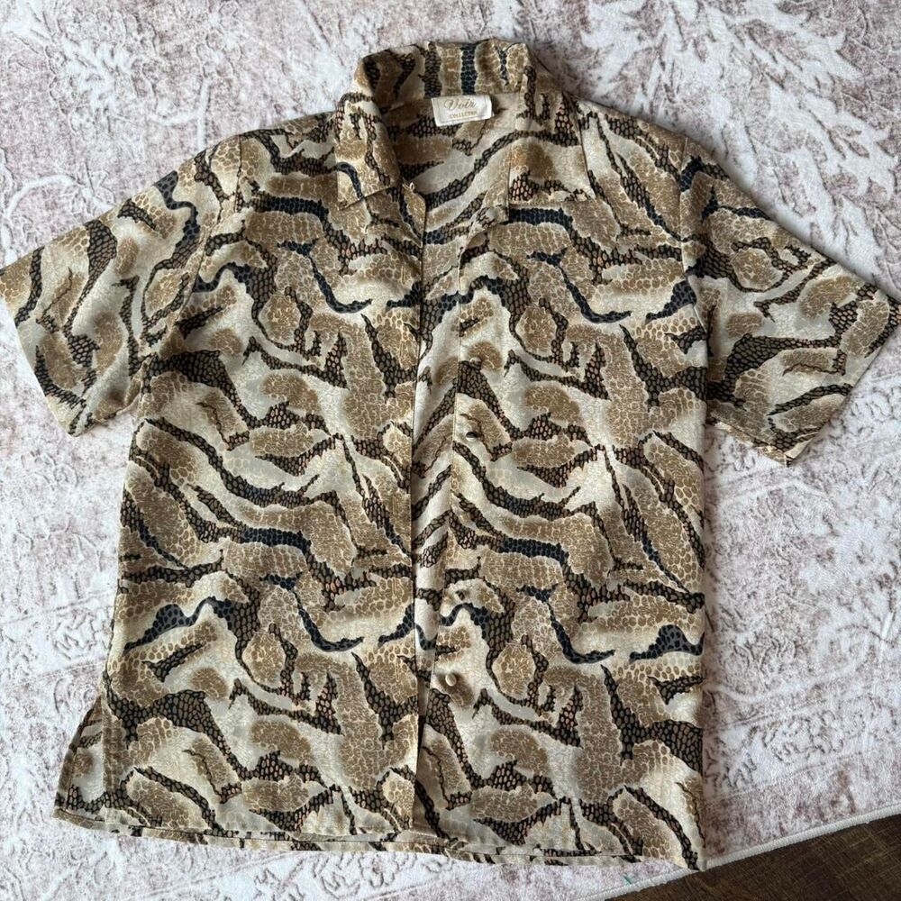 Voir Women's Animal/Reptile Button Up Shirt